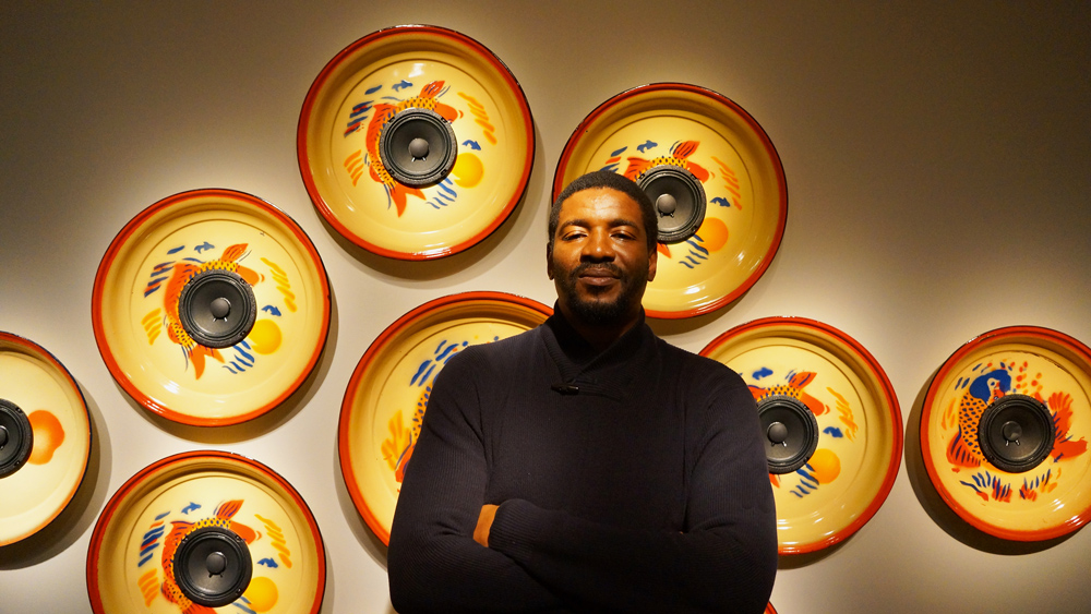 Emeka Ogboh vor seiner Installation Market-Symphony